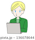 ノートパソコンを使う男性のイラスト 136078644