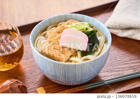 大きな油揚げにかまぼこを添えたきつねうどん 大きな油揚げにかまぼこを添えたきつねうどん 136078659