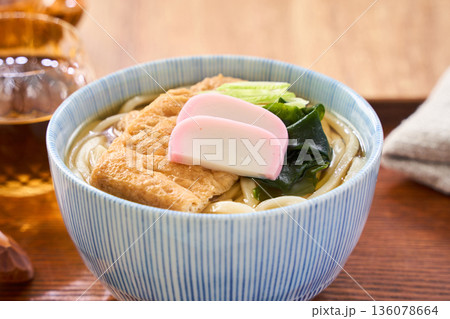 大きな油揚げにかまぼこを添えたきつねうどん 大きな油揚げにかまぼこを添えたきつねうどん 136078664