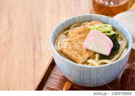 大きな油揚げにかまぼこを添えたきつねうどん 136078668