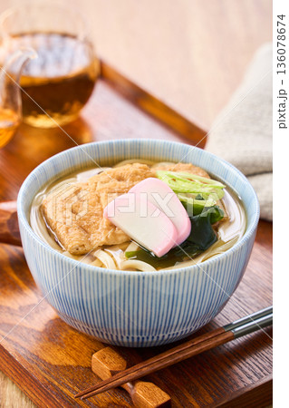 大きな油揚げにかまぼこを添えたきつねうどん 大きな油揚げにかまぼこを添えたきつねうどん 136078674