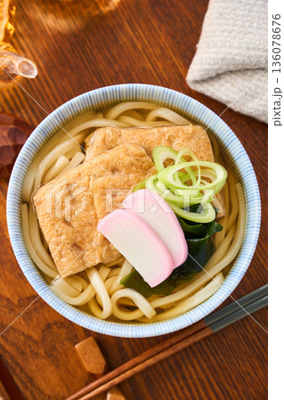 大きな油揚げにかまぼこを添えたきつねうどん 大きな油揚げにかまぼこを添えたきつねうどん 136078676