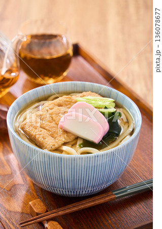 大きな油揚げにかまぼこを添えたきつねうどん 136078677