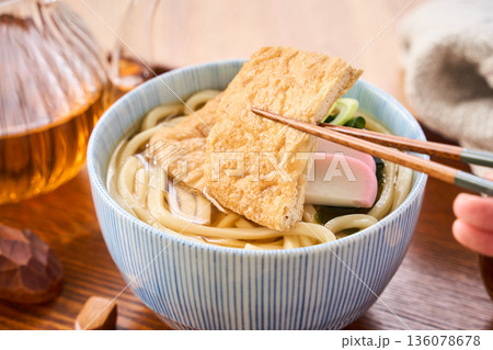 大きな油揚げにかまぼこを添えたきつねうどん 大きな油揚げにかまぼこを添えたきつねうどん 136078678