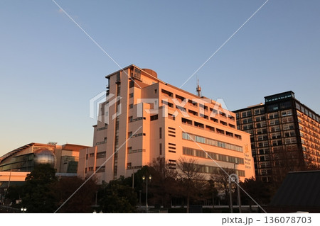 夕日に照らされるお台場湾岸警察署の建物 夕日に照らされるお台場湾岸警察署の建物 136078703