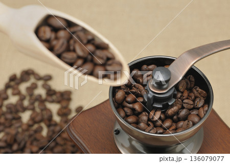 コーヒー豆とミル 136079077