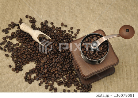 コーヒー豆とミル コーヒー豆とミル 136079081