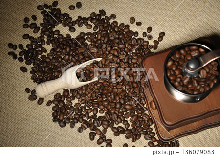 コーヒー豆とミル コーヒー豆とミル 136079083
