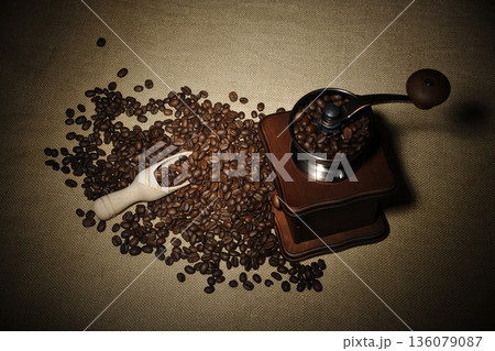 コーヒー豆とミル 136079087