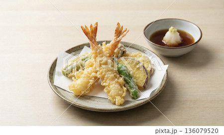 サクサクに揚がった海老と野菜の天ぷら盛り合わせ 136079520