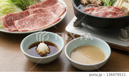 霜降り和牛と新鮮野菜のしゃぶしゃぶの材料とタレ 136079521