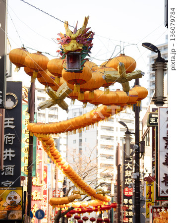 横浜中華街　春節祭の巨大な龍の提灯ランタン　神奈川県 136079784