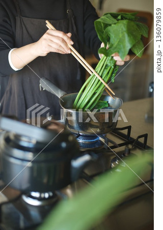 ほうれん草を鍋で茹でているところ 136079859