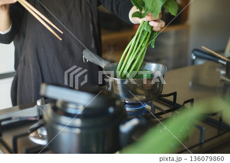 ほうれん草を鍋で茹でているところ 136079860