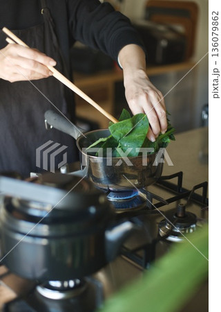 ほうれん草を鍋で茹でているところ ほうれん草を鍋で茹でているところ 136079862