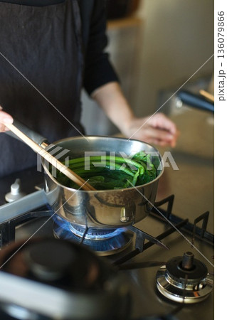 ほうれん草を鍋で茹でているところ 136079866