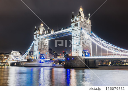 ロンドン テムズ川とライトアップされたタワーブリッジ ロンドン テムズ川とライトアップされたタワーブリッジ 136079881