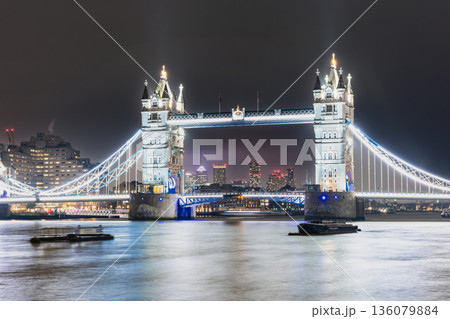 ロンドン　テムズ川とライトアップされたタワーブリッジ 136079884