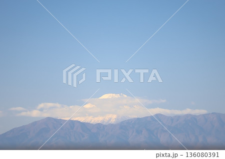 青空と山並みと雲のかかる冠雪した富士山の風景 青空と山並みと雲のかかる冠雪した富士山の風景 136080391