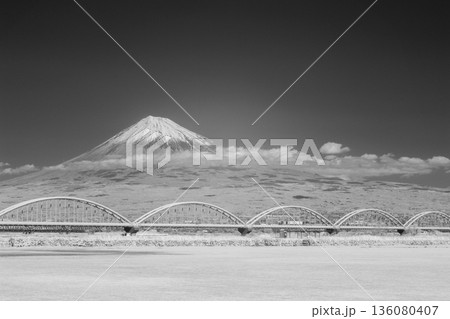【赤外線写真】富士山と水管橋のモノクロ風景 136080407
