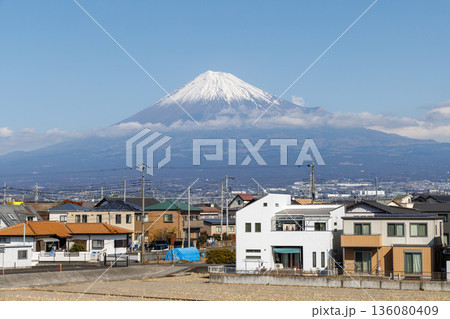 富士川の土手から望む冠雪の富士山と住宅街 136080409