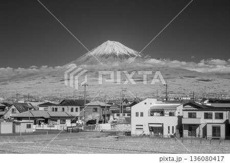 【赤外線写真】富士川から望む富士山と街並み（モノクロ） 136080417