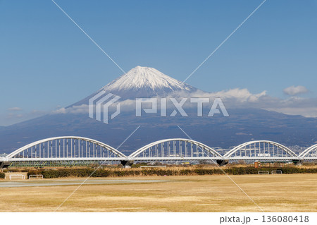青空の下の富士山と富士川水管橋 青空の下の富士山と富士川水管橋 136080418