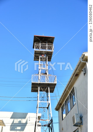 青空にそびえる火の見やぐら 136080462