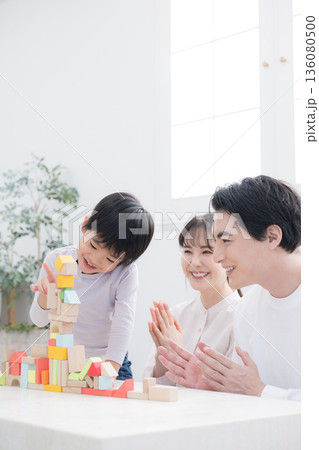 子どもの好奇心やチャレンジなどを家族で育てる　体験で非認知能力を伸ばそう！子育ての教育のイメージ 136080500