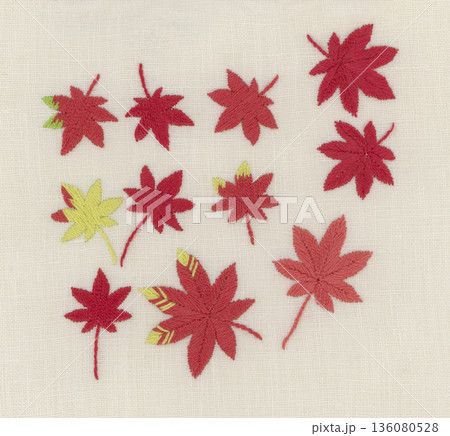 紅葉した赤いもみじの刺繍セット 136080528