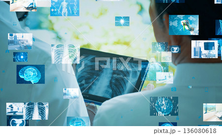タブレットPCで医療データを見る医師のグループ 136080618
