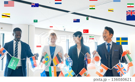 多国籍ビジネスパーソンのグループと万国旗 136080621