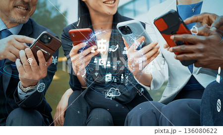 スマホを使う人々と通信ネットワークイメージ 136080622