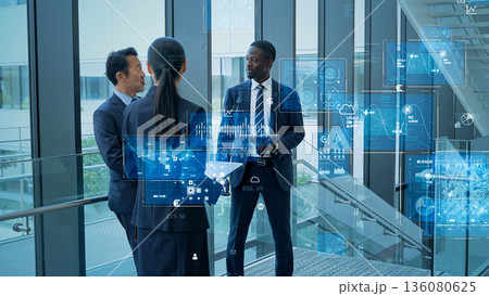 会話する多国籍ビジネスパーソンとデジタルテクノロジー 136080625