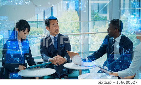 会議する多国籍ビジネスパーソンとデジタルテクノロジー 会議する多国籍ビジネスパーソンとデジタルテクノロジー 136080627