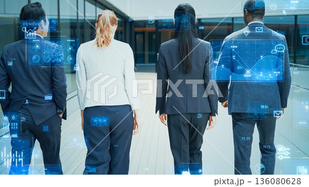 前進する多国籍ビジネスパーソンとデジタルテクノロジー 136080628