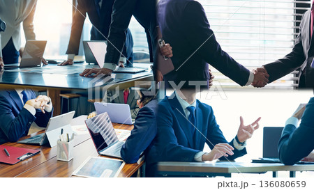 様々なビジネスシーンのコラージュ映像 様々なビジネスシーンのコラージュ映像 136080659