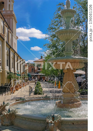 噴水と美しい街並みの風景 136081106