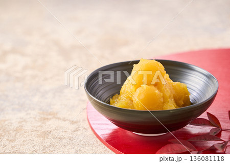 おせち料理の栗きんとん 136081118