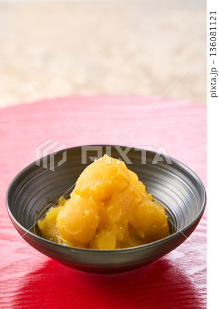 おせち料理の栗きんとん 136081121