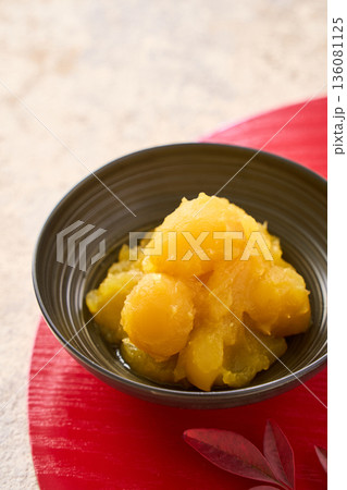 おせち料理の栗きんとん 136081125