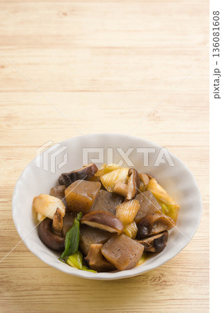 コンニャクと椎茸の煮物 136081608