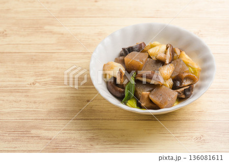 コンニャクと椎茸の煮物 コンニャクと椎茸の煮物 136081611