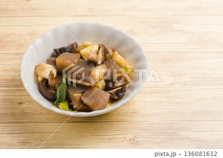 コンニャクと椎茸の煮物 コンニャクと椎茸の煮物 136081612
