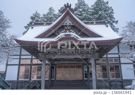 雪に覆われた萬松山大雄寺 本堂正面と精緻な彫刻 136081941