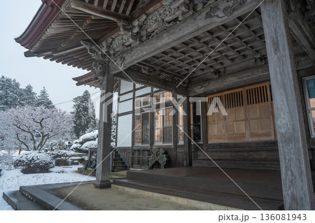 雪の萬松山大雄寺 本堂軒下と木彫建築の静寂 雪の萬松山大雄寺 本堂軒下と木彫建築の静寂 136081943
