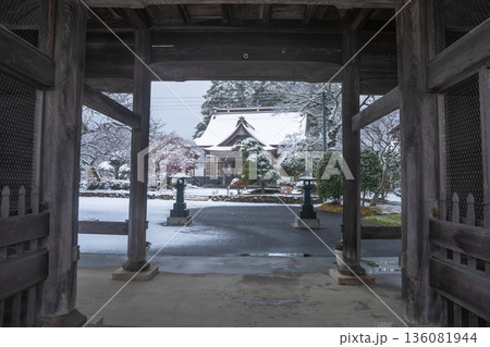 山門越しに望む雪の萬松山大雄寺 亘理伊達家菩提寺 山門越しに望む雪の萬松山大雄寺 亘理伊達家菩提寺 136081944