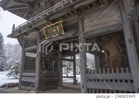 雪の萬松山大雄寺 山門と仁王像の威厳 136081945