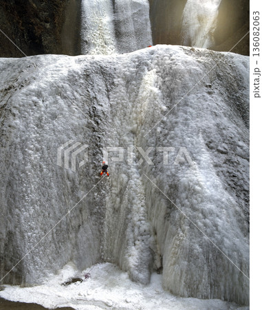 ロマンチック茨城(日本三名爆「袋田の滝」高さ120m幅73m数年に一度完全凍結する。)久慈群大子町 ロマンチック茨城(日本三名爆「袋田の滝」高さ120m幅73m数年に一度完全凍結する。)久慈群大子町 136082063