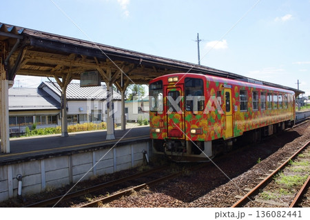 山形鉄道（フラワー長井線）の風景　今泉駅（レールバス気動車） 136082441